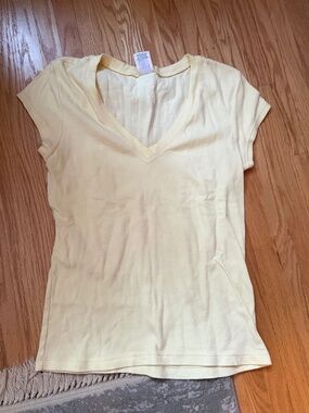 Old Navy Yellow V-neck Cap Sleeve Tee - size small